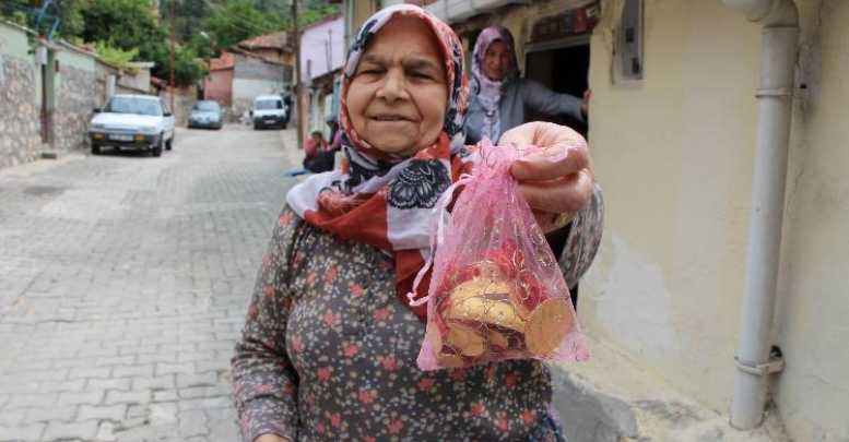 Yaşlı kadını 'Oğlun gözaltına alınacak' diye dolandırdılar
