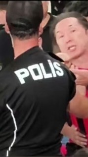 Fenerbahçeli minik taraftarın formasını zorla çıkarttırdığı anlar tepki topladı.